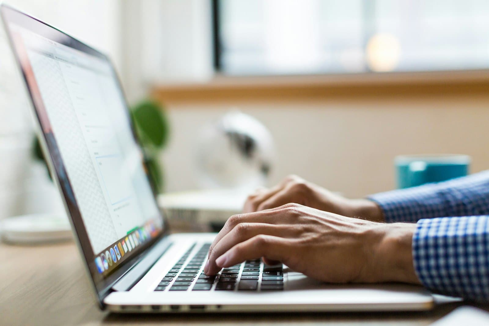 Mains sur un clavier d'ordinateur portable en train de trier des emails