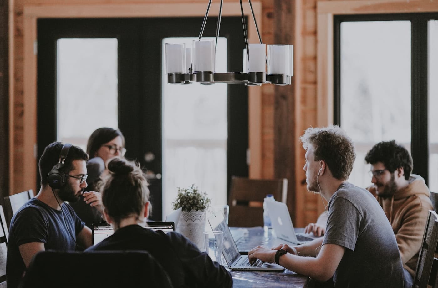 Échange entre dirigeants et consultants autour d'une table au démarrage d'un chantier