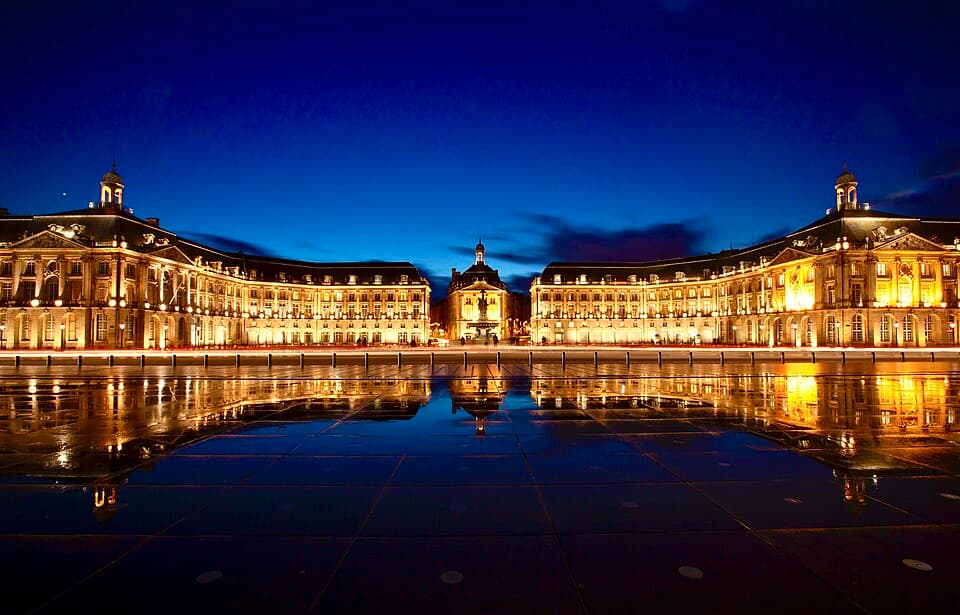 La Place de la Bourse et son miroir d'eau à Bordeaux, à l'heure bleue
