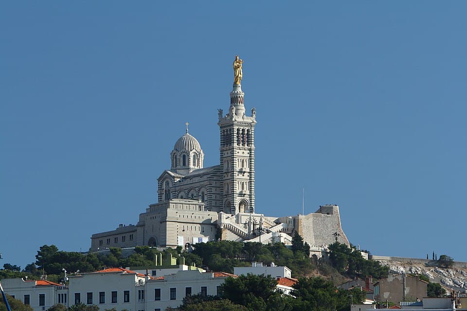 Notre-Dame-de-la-Garde surplombant Marseille et le Vieux-Port