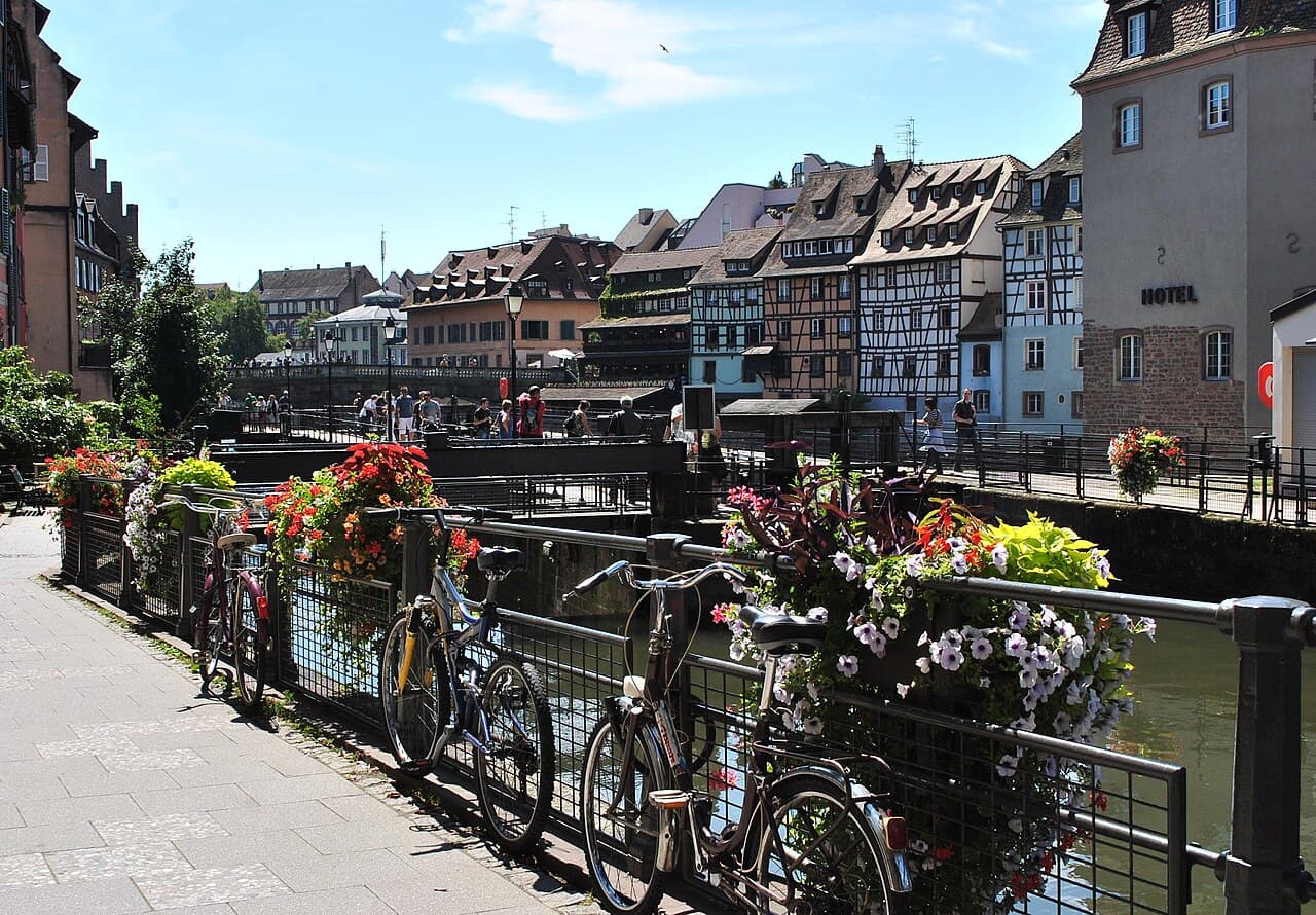 La Petite France et ses maisons à colombages le long des canaux à Strasbourg