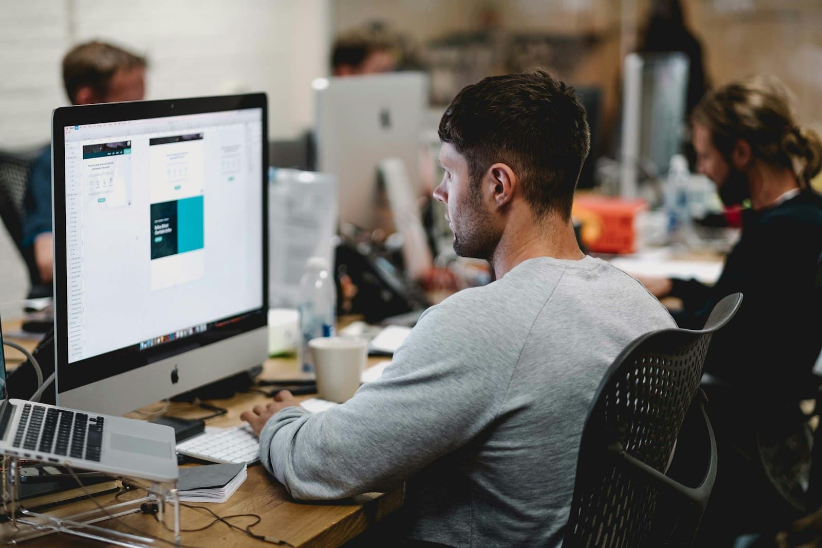 Développeur au travail dans un espace de coworking tech