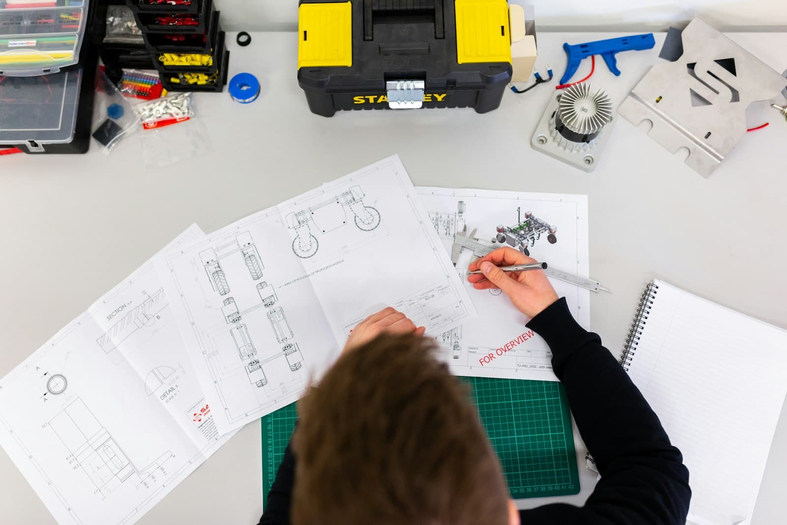 Bureau d'études avec plans techniques et instruments de mesure