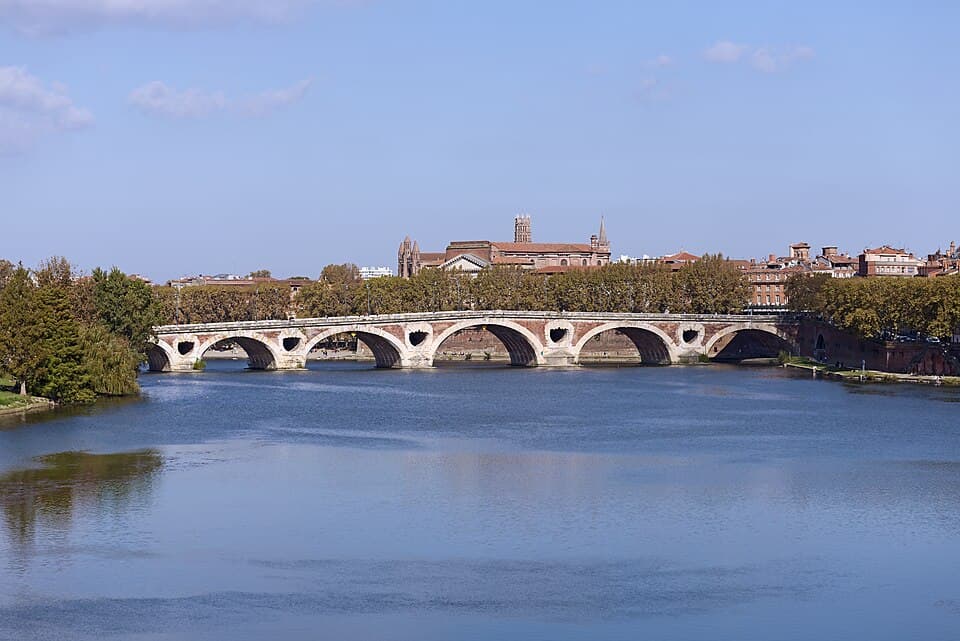 Le Pont-Neuf de Toulouse sur la Garonne, la ville rose en arrière-plan