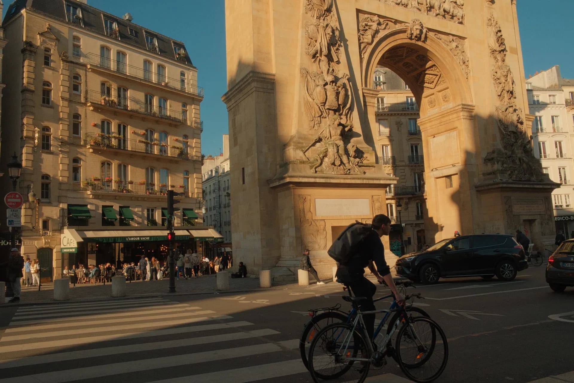 Porte Saint-Denis au soleil couchant, à l'entrée du faubourg Saint-Denis où se trouve le bureau parisien de JUWA