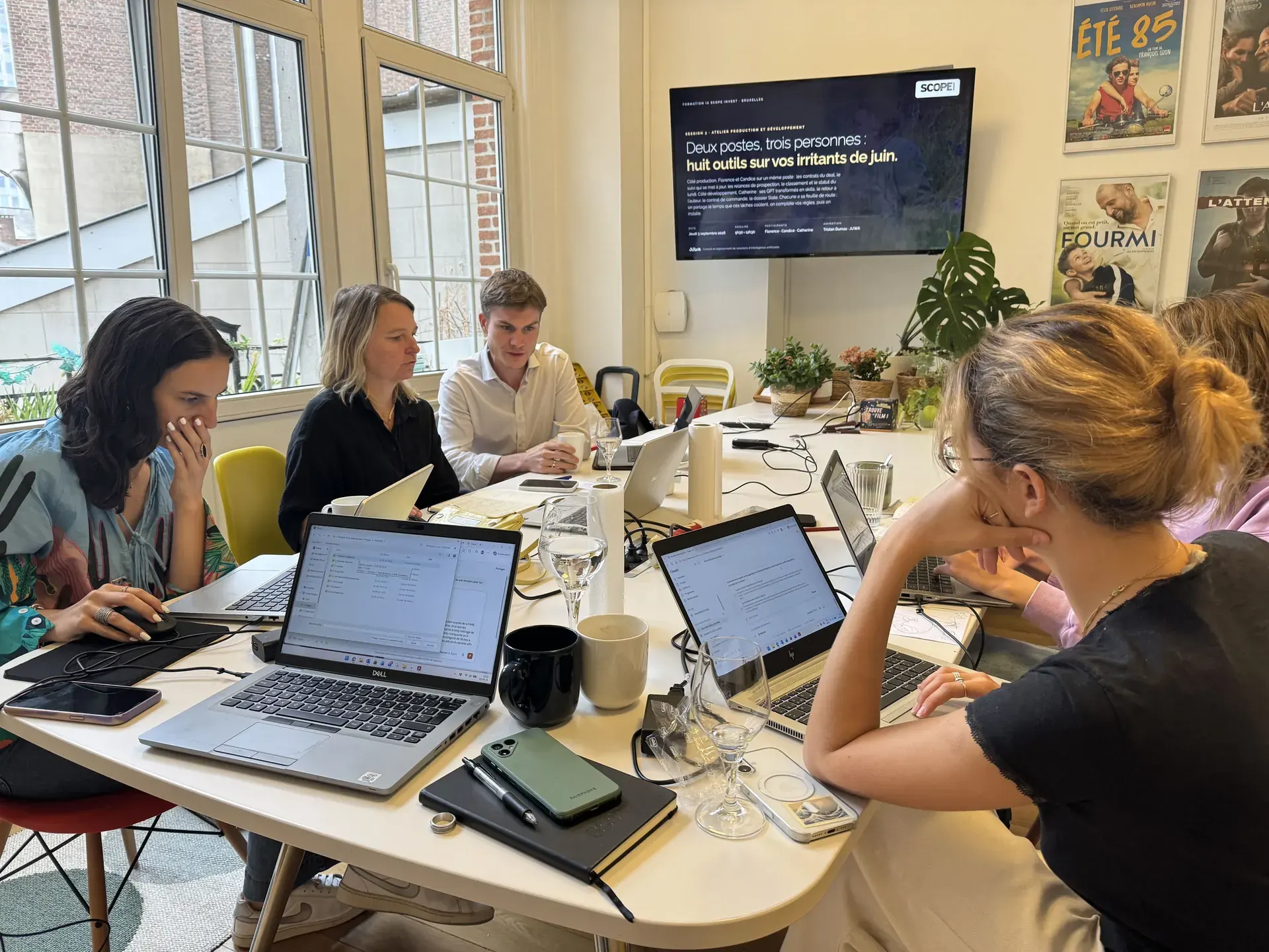 Tristan Dumas, formateur JUWA, accompagne quatre participantes pendant un atelier Claude à Bruxelles